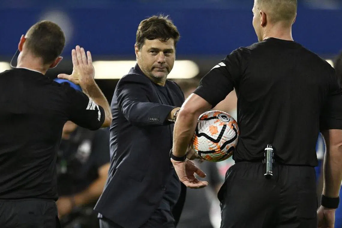 Soccer Football - Premier League - Chelsea v Luton Town - Stamford Bridge, London, Britain - August 25, 2023 Chelsea manager Mauricio Pochettino with referee Robert Jones after the match REUTERS/Tony Obrien