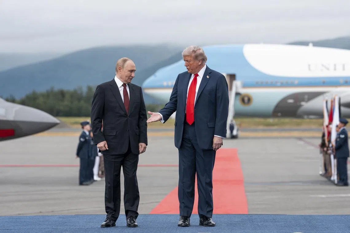 US President Donald Trump (right) has long pointed out that Ukraine is in a weak position and argued it must make a deal with Russia. 