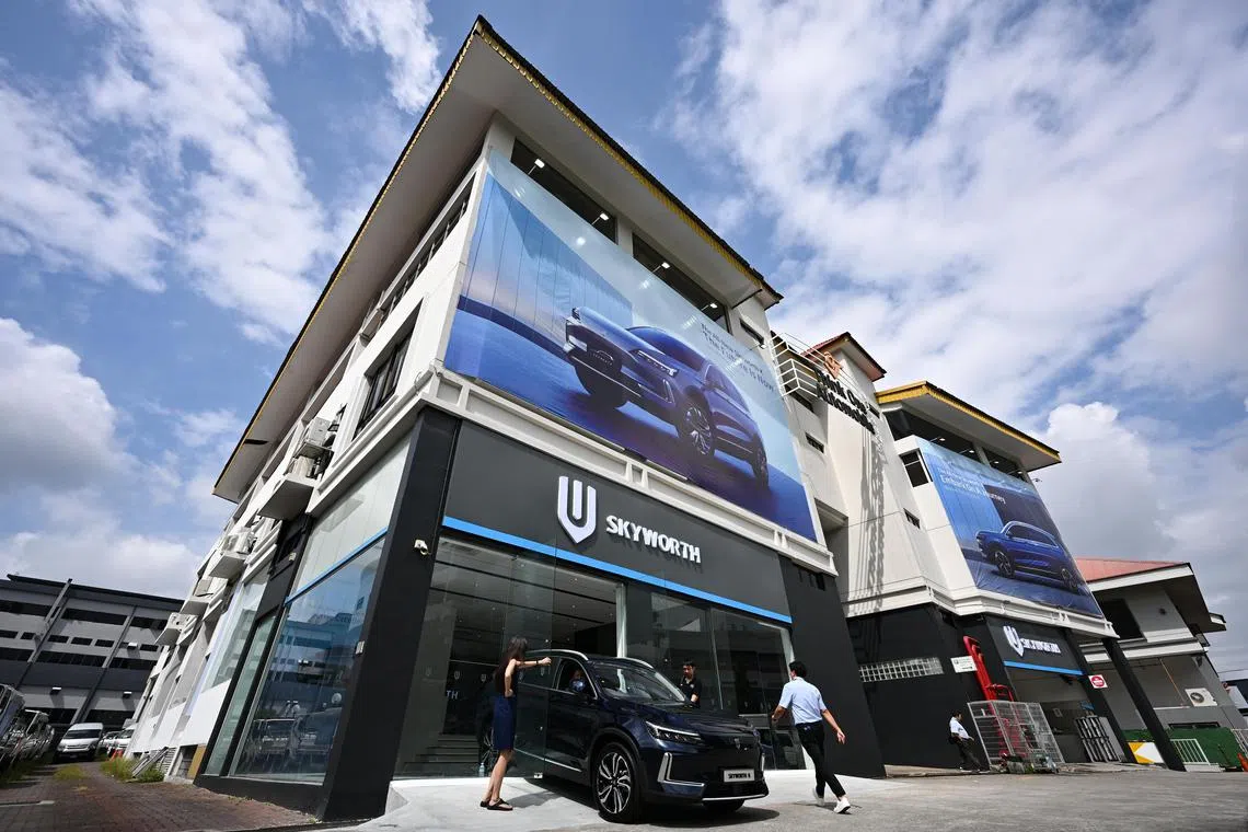 ST20250107-202518800888-Lim Yaohui-Lee Nian Tjoe-ntskyworth07/
Staff positioning the Skyworth K electric cars inside the showroom for Skyworth at Think One Building on Jan 7, 2025.
Opening of the showroom for Skyworth, a new Chinese electric vehicle brand.
(ST PHOTO: LIM YAOHUI)