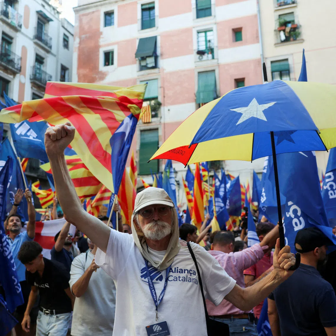 FILE PHOTO: Supporters of the far-right party Alianca Catalana shout slogans at the Catalan separatists protesting their presence at Barcelona's Fossar de les Moreres, a key site of Catalan nationalism and symbolic memorial in remembrance for those who died in 1714, in the El Born neighborhood of Barcelona, Spain, September 10, 2026. REUTERS/Nacho Doce/File Photo