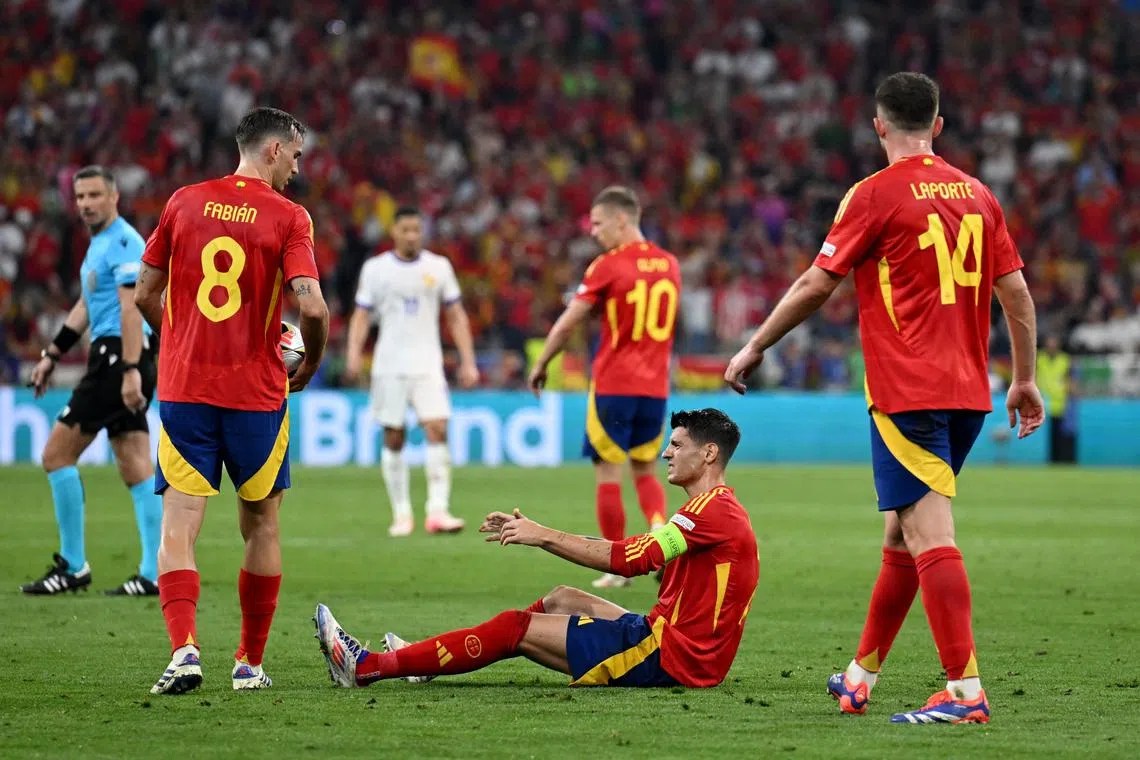 FILE PHOTO: Soccer Football - Euro 2024 - Semi Final - Spain v France - Munich Football Arena, Munich, Germany - July 9, 2024  Spain's Fabian Ruiz and Alvaro Morata react REUTERS/Annegret Hilse/File Photo