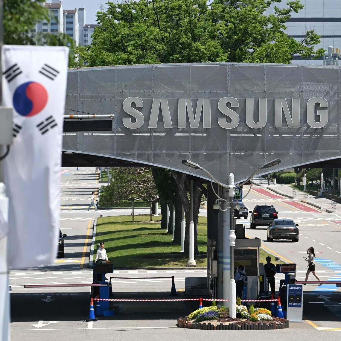 Under the agreement, Samsung will implement a new 10-year special performance bonus for the semiconductor divison alongside with an average 6.2 per cent wage hike.