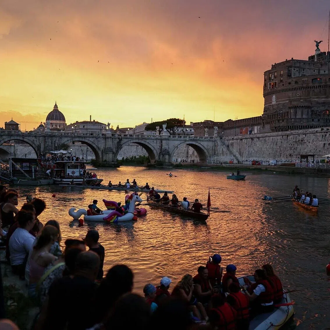People row and gather along the Tiber river near Castel Sant'Angelo as the sun sets during a heatwave in Rome, Italy, June 29, 2026. REUTERS/Yara Nardi TPX IMAGES OF THE DAY