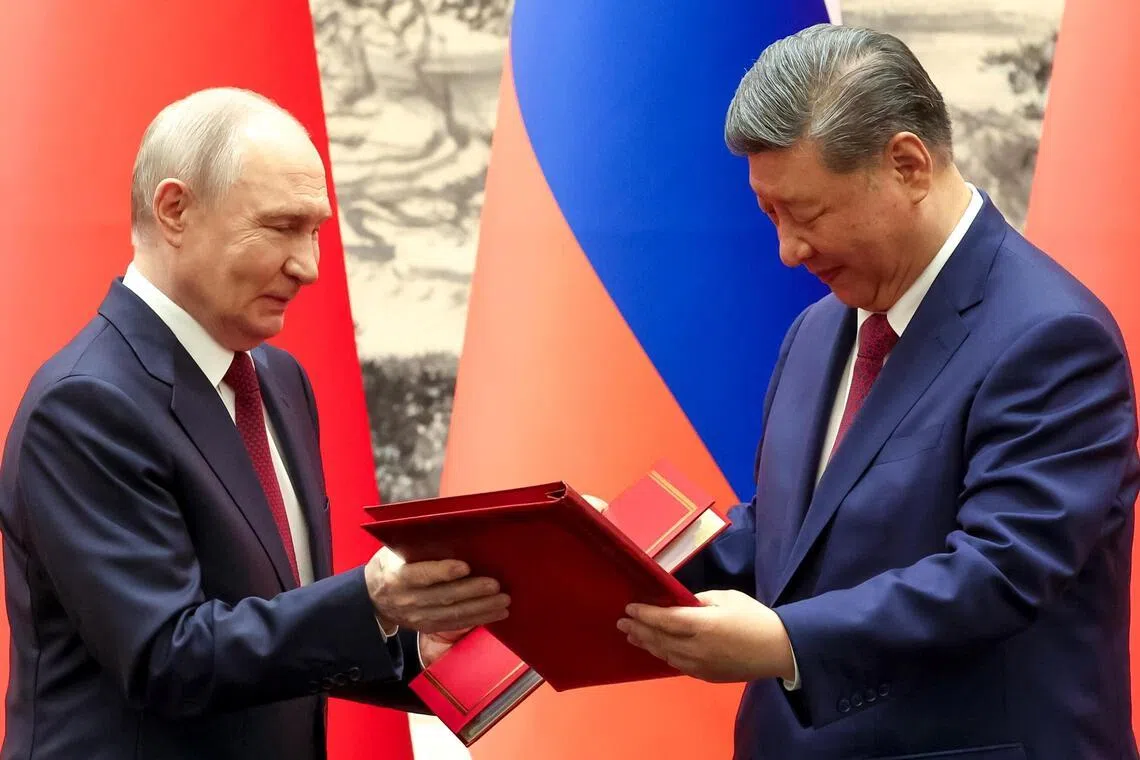 epa12977159 Russian President Vladimir Putin (L) and Chinese President Xi Jinping attend a signing ceremony at the Great Hall of the People in Beijing, China, 20 May 2026.  EPA/ALEXANDER KAZAKOV/KREMLIN / POOL MANDATORY CREDIT