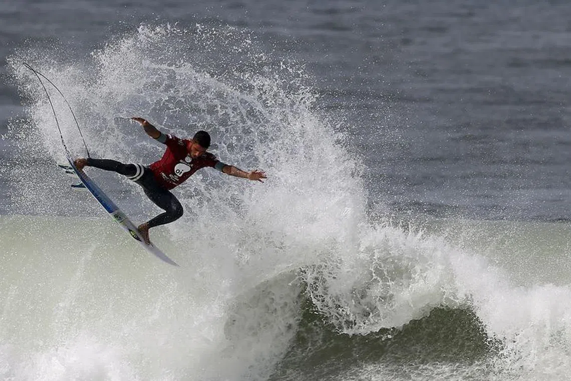 FILE PHOTO: Filipe Toledo of Brazil surfs to win his semi-final of the men's World Surf League (WSL) Rio Pro championship in Rio de Janeiro May 17, 2015. REUTERS/Sergio Moraes/File Photo