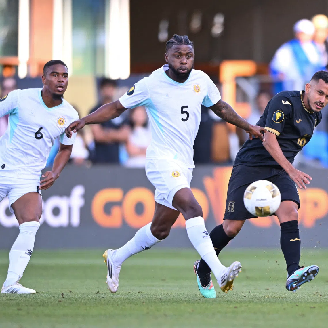 Jun 24, 2025; San Jose, California, USA; Honduras midfielder Edwin Rodriguez (16) plays the ball past Curacao defender Sherel Floranus (5) during the first half during a group stage match of the 2025 Gold Cup at PayPal Park. Mandatory Credit: Robert Edwards-Imagn Images