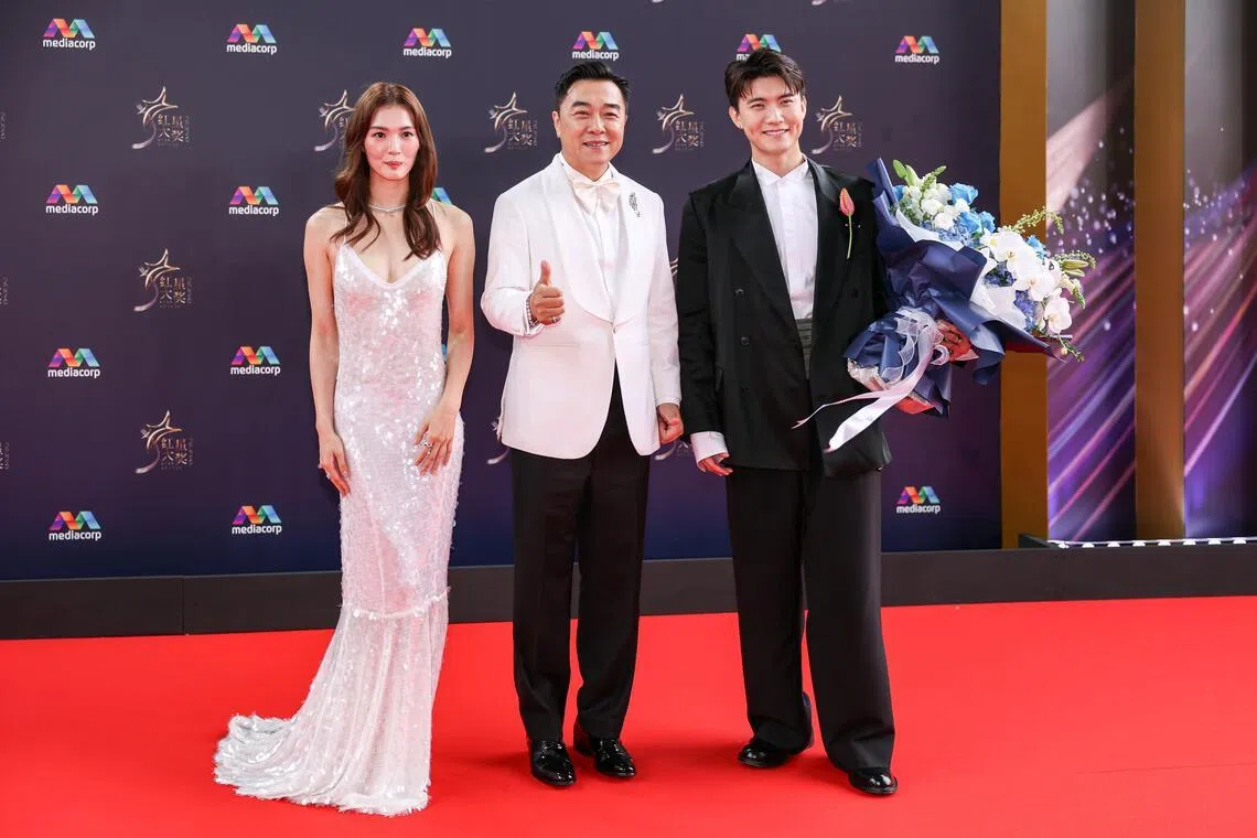 Cheryl Chow (à gauche) se tient sur le tapis rouge lors de la cérémonie des Star Awards qui s'est tenue à Mediacorp le 19 avril. 