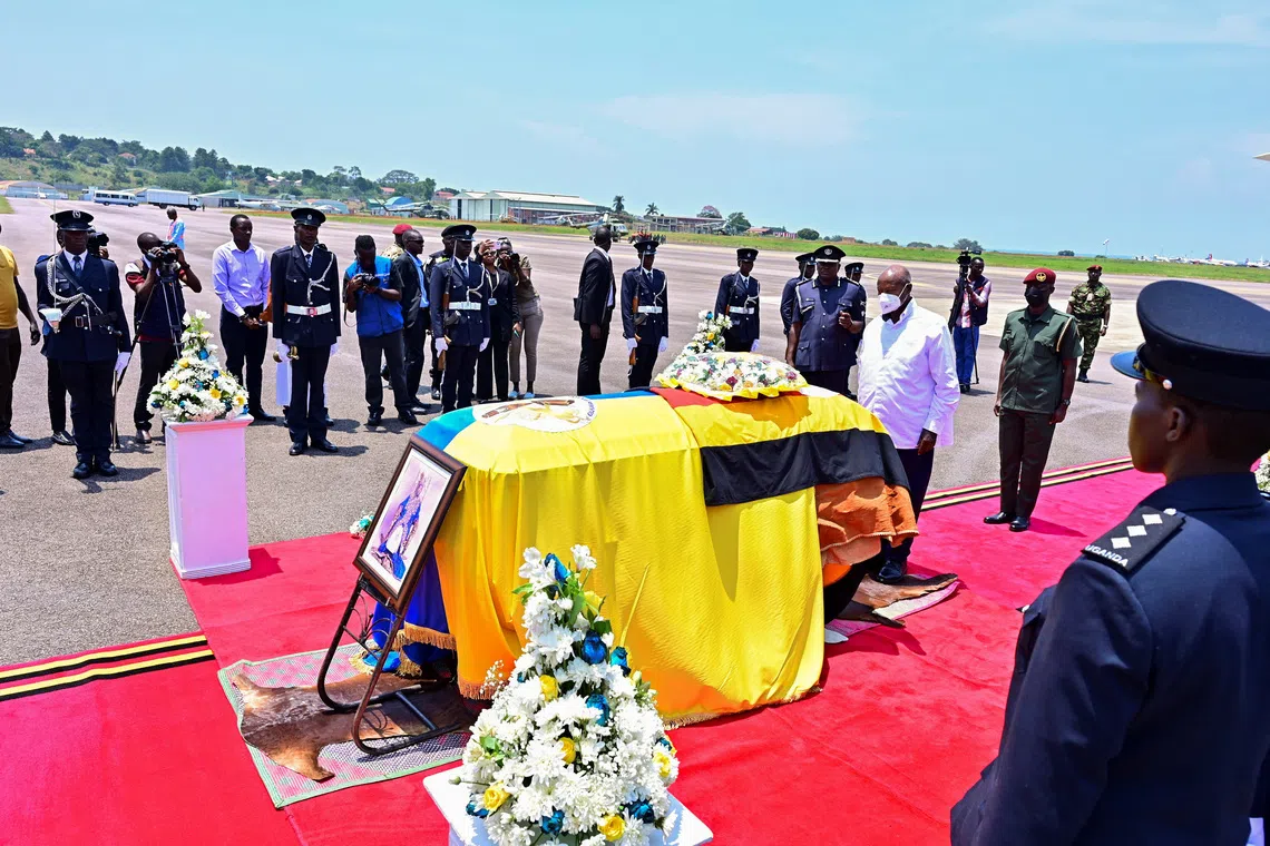 Ugandan President Yoweri Museveni pays homage to the flag-draped coffin with the body of King Oyo Nyimba Kabamba Iguru Rukidi IV, of the Tooro Kingdom, who died in late August aged 34 while receiving treatment in the U.S., at the Entebbe International Airport, in Entebbe, Uganda September 4, 2026. REUTERS/Abubaker Lubowa