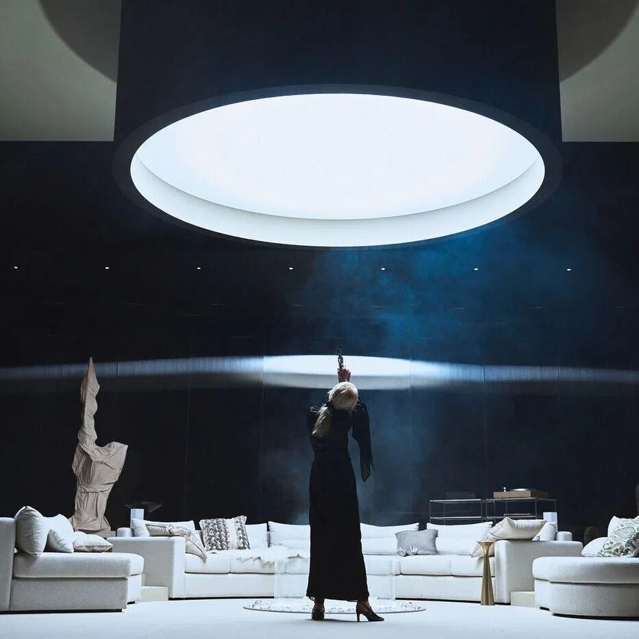 Hedda Gabler is played by South Korean actress Lee Hye-young.