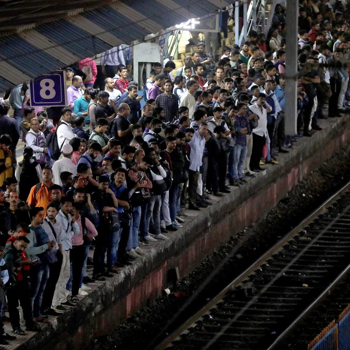 Commuters crowd on a platform as they wait to board suburban trains at a railway station in Mumbai, India, January 20, 2023. REUTERS/Niharika Kulkarni
