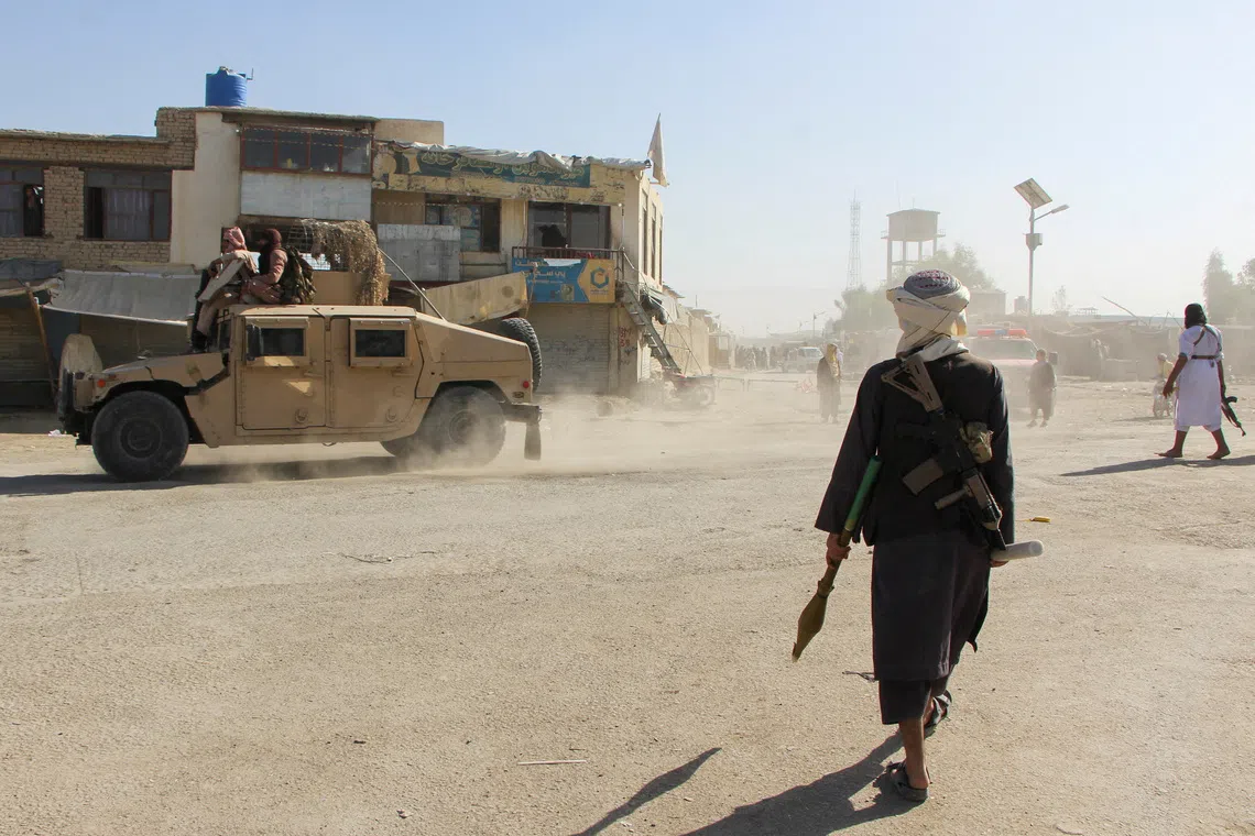 Afghan Taliban fighters patrol near the Afghanistan-Pakistan border in Spin Boldak, Kandahar Province, following exchanges of fire between Pakistani and Afghan forces in Afghanistan, October 15, 2025. REUTERS/Stringer     TPX IMAGES OF THE DAY
