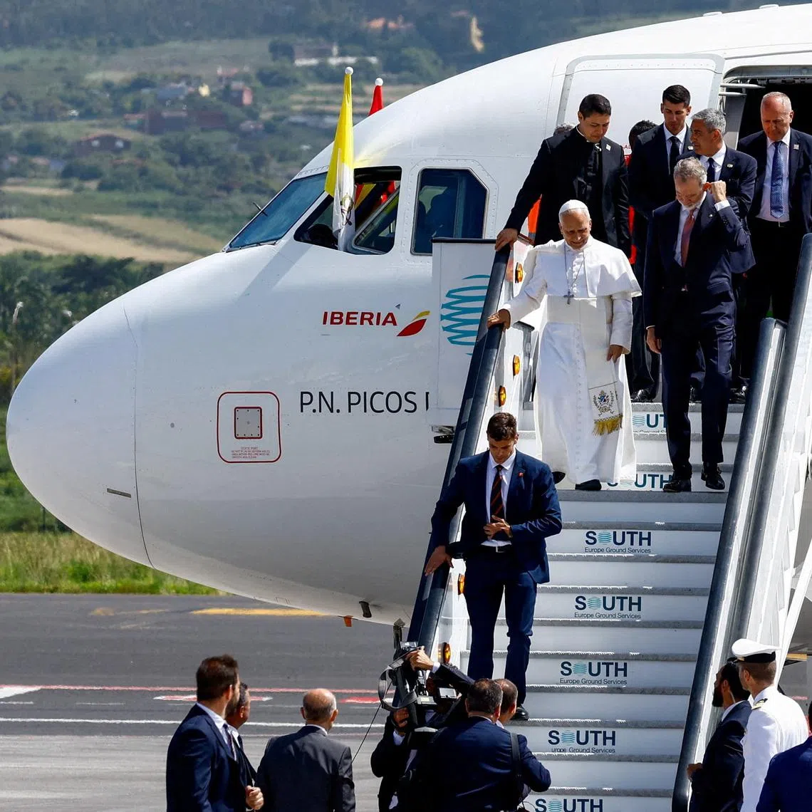 Pope Leo XIV and Spain's King Felipe VI leave the plane from which the Pope was due to depart on, following an incident at Tenerife Norte–Ciudad de La Laguna Airport, according to local media, Canary Islands, Spain, June 12, 2026, at the end of a seven-day apostolic journey to Spain, with visits to Madrid, Barcelona and the Canary Islands, where he met with migrants and humanitarian organizations. REUTERS/Borja Suarez