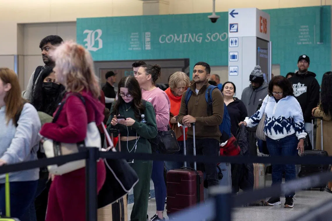 وطن نيوز – أعضاء مجلس الشيوخ يحثون ترامب على إلغاء فحص وسائل التواصل الاجتماعي للسياح الأجانب