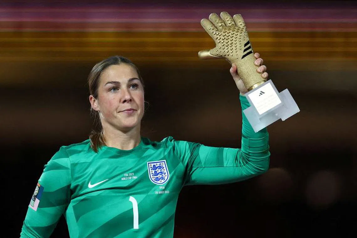 FILE PHOTO: England&#039;s Mary Earps celebrates with the golden gloves award at  Stadium Australia, Sydney, Australia - August 20, 2023REUTERS/Hannah Mckay/File Photo