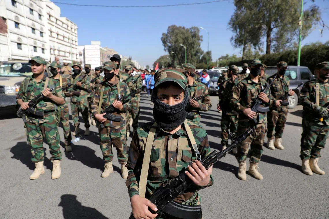 FILE PHOTO: Houthi fighters take part in a parade for people who attended Houthi military training as part of a mobilization campaign, in Sanaa, Yemen December 18, 2024. REUTERS/Khaled Abdullah/File Photo