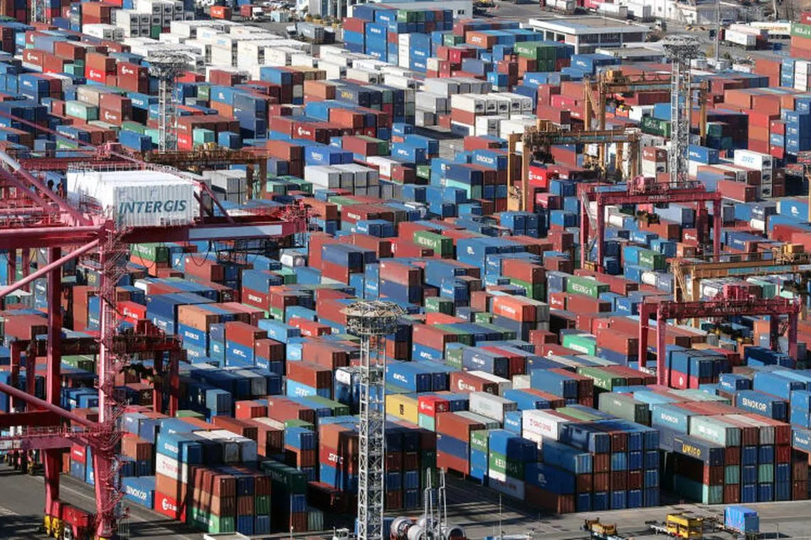 South Korean exports decreased 8.8 per cent in the first 20 days of Decebmer compared with a year earlier.