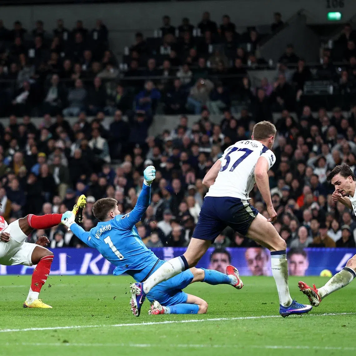 Soccer Football - Premier League - Tottenham Hotspur v Arsenal - Tottenham Hotspur Stadium, London, Britain - February 22, 2026 Arsenal's Eberechi Eze scores their third goal past Tottenham Hotspur's Guglielmo Vicario. REUTERS/David Klein