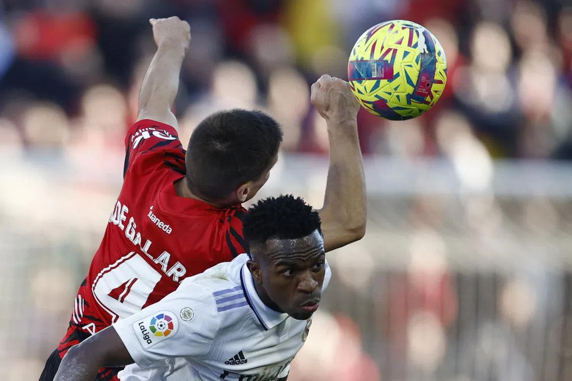 Soccer Football - LaLiga - RCD Mallorca v Real Madrid - Visit Mallorca Stadium, Palma, Mallorca, Spain - February 5, 2023
Real Madrid's Vinicius Junior in action with RCD Mallorca's Inigo Ruiz de Galarreta REUTERS/Juan Medina