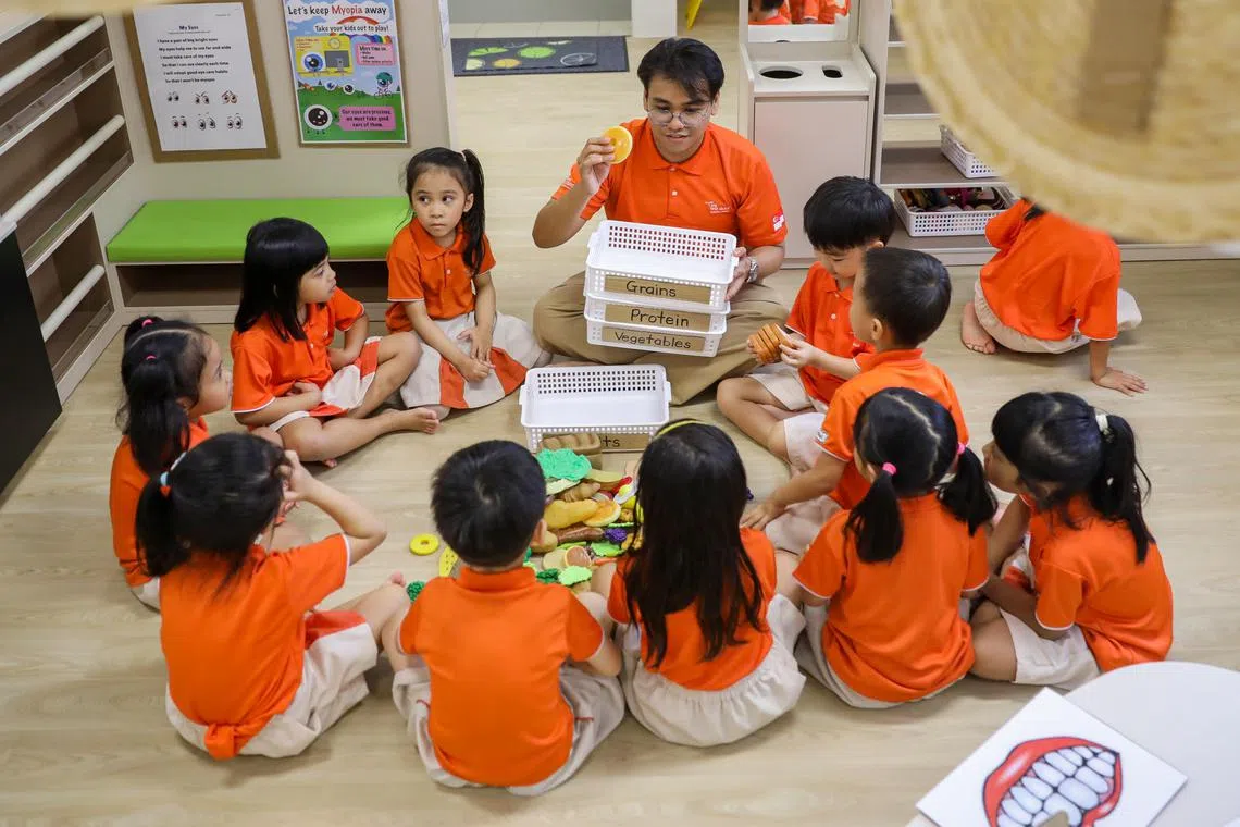 ST20240829_202496800390/etteacher30/Luther Lau/Elisha Tushara/
My First Skool english Teacher Muhammad Syahmi Bin Supian Conducting a class. Taken at Blk 187 Marsiling Road.