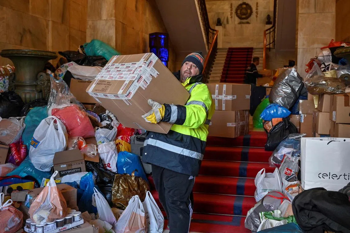 Thousands of Greeks have responded to calls for aid to quake-hit Turkey.