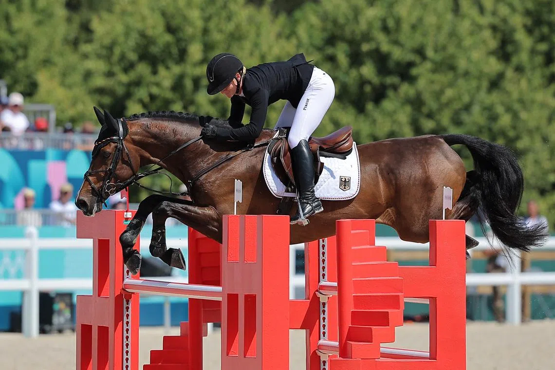 FILE PHOTO: Paris 2024 Olympics - Equestrian - Eventing Individual Jumping Final - Chateau de Versailles, Versailles, France - July 29, 2024. Julia Krajewski of Germany riding Nickel 21 in action. REUTERS/Zohra Bensemra/File Photo