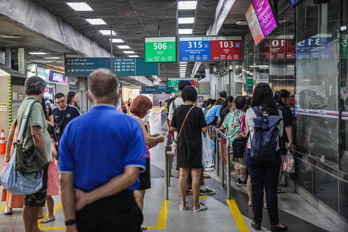 陆路交通管理局（LTA）宣布，自9月23日起，公交车乘客大声播放音乐、将脚放在座位上将面临最高500新元的罚款。
