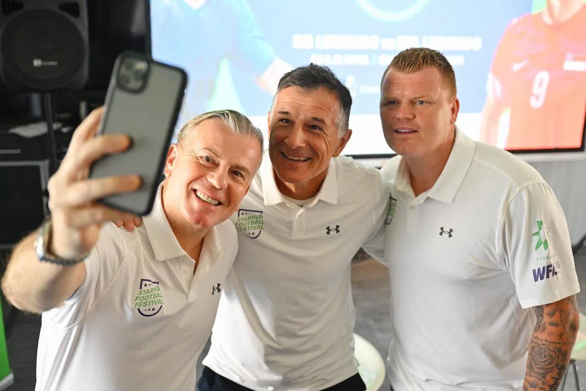(From left) John Dykes, sports presenter; Aleksandar Duric, former Singapore footballer; and John Arne Riise, former Liverpool star, taking a wefie at the press conference for the StarHub Football Festival on Jan 29. 

ST PHOTO: AZMI ATHNI
