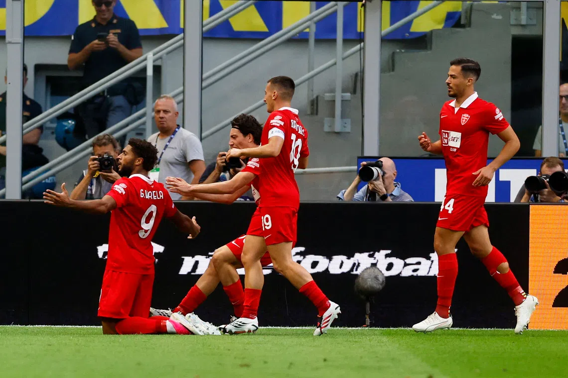 Soccer Football - Serie A - Inter Milan v Monza - San Siro, Milan, Italy - August 22, 2026 Monza's Gustavo Varela celebrates scoring their first goal with teammates REUTERS/Vincenzo Livieri
