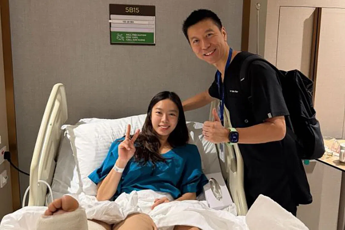 Singapore badminton’s top women’s singles player Yeo Jia Min is in good spirits alongside Dr Kevin Koo, director and senior consultant orthopaedic surgeon of The Bone and Joint Centre at Mount Elizabeth Hospital after her feet surgery.