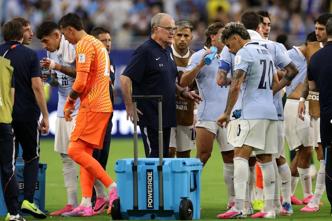 Soccer Football - FIFA World Cup 2026 - Group H - Saudi Arabia v Uruguay - Miami Stadium, Miami Gardens, Florida, U.S. - June 15, 2026 Uruguay coach Marcelo Bielsa gives instructions to Maxi Araujo and teammates during a hydration break REUTERS/Amanda Perobelli