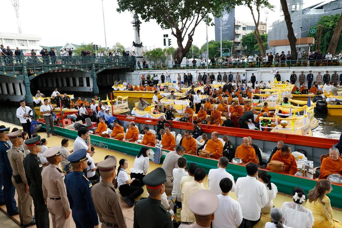 epa13133325 Thai officials and residents gather to offer food to Buddhist monks on boats during a boat alms-giving ceremony to honor the Thai king's birthday at a canal in Bangkok, Thailand, 26 July 2026. A total of 225 Buddhist monks from 40 temples received alms by boat along the canals for the first time in decades to honor the Thai king's 74th birthday on 28 July 2026.  EPA/RUNGROJ YONGRIT