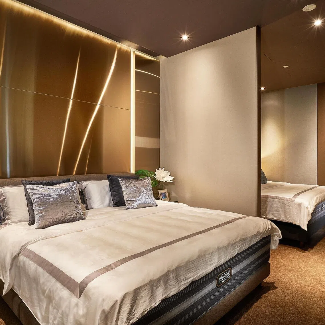 The hotel‑style Simmons' flagship at Capitol Singapore is designed as a World‑Class Sleep Lounge. It lets visitors try different Simmons Beautyrest beds in fully styled bedroom settings, and also book short nap sessions to test the mattresses before buying.