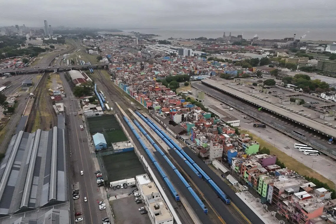 وطن نيوز – يواجه إصلاح العمل في الأرجنتين تصويتا رئيسيا في مجلس النواب بينما تنظم النقابات إضرابا على مستوى البلاد