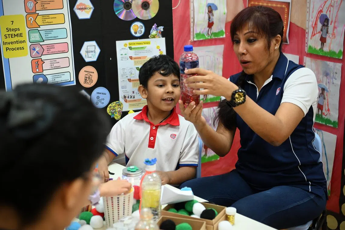 icbilingual/ST20230322_202351394846/Ng Sor Luan/Students from PCF SparkleTots at Admiralty Blk 687B creating different STEM objects (eg. mobile light) guided by teachers using their   their mother tongue language. 