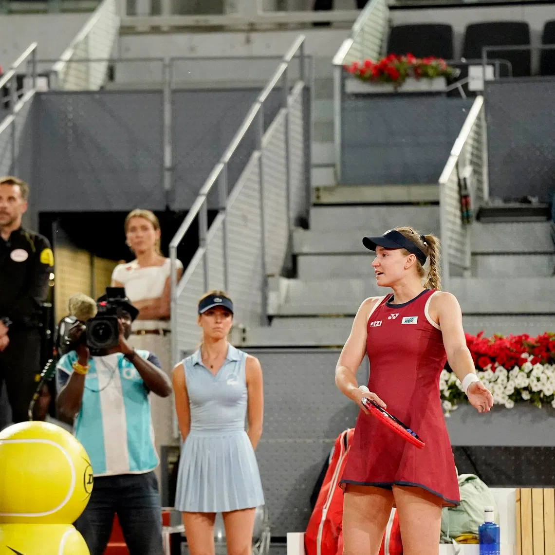 Tennis - Madrid Open - Park Manzanares, Madrid, Spain - April 26, 2026  Kazakhstan's Elena Rybakina talks to the chair umpire during her round of 32 match against China's Qinwen Zheng REUTERS/Ana Beltran