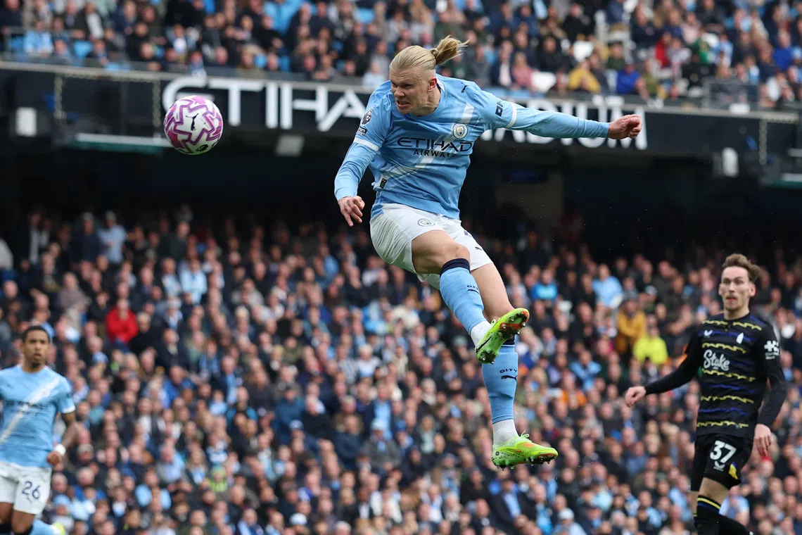 Soccer Football - Premier League - Manchester City v Everton - Etihad Stadium, Manchester, Britain - October 18, 2025 Manchester City's Erling Haaland scores their first goal REUTERS/Phil Noble