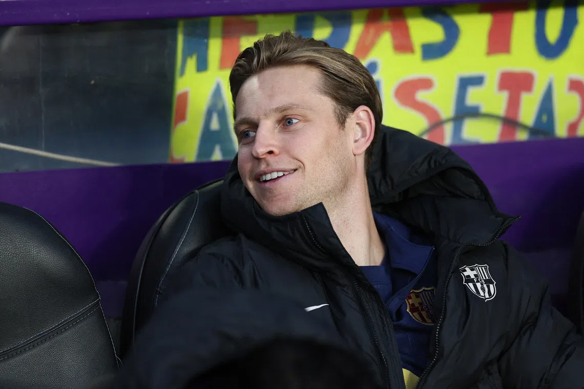 Soccer Football - LaLiga - Real Valladolid v FC Barcelona - Estadio Jose Zorrilla, Valladolid, Spain - May 3, 2025 FC Barcelona's Frenkie de Jong on the substitutes bench before the match REUTERS/Isabel Infantes