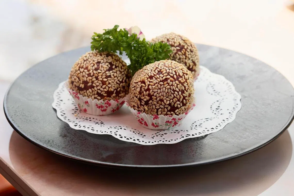 Обжаренные во фритюре шарики из сладкого картофеля с кунжутом и соленым яичным желтком в ресторане Fu Yuan Teochew Dining Greenwood.