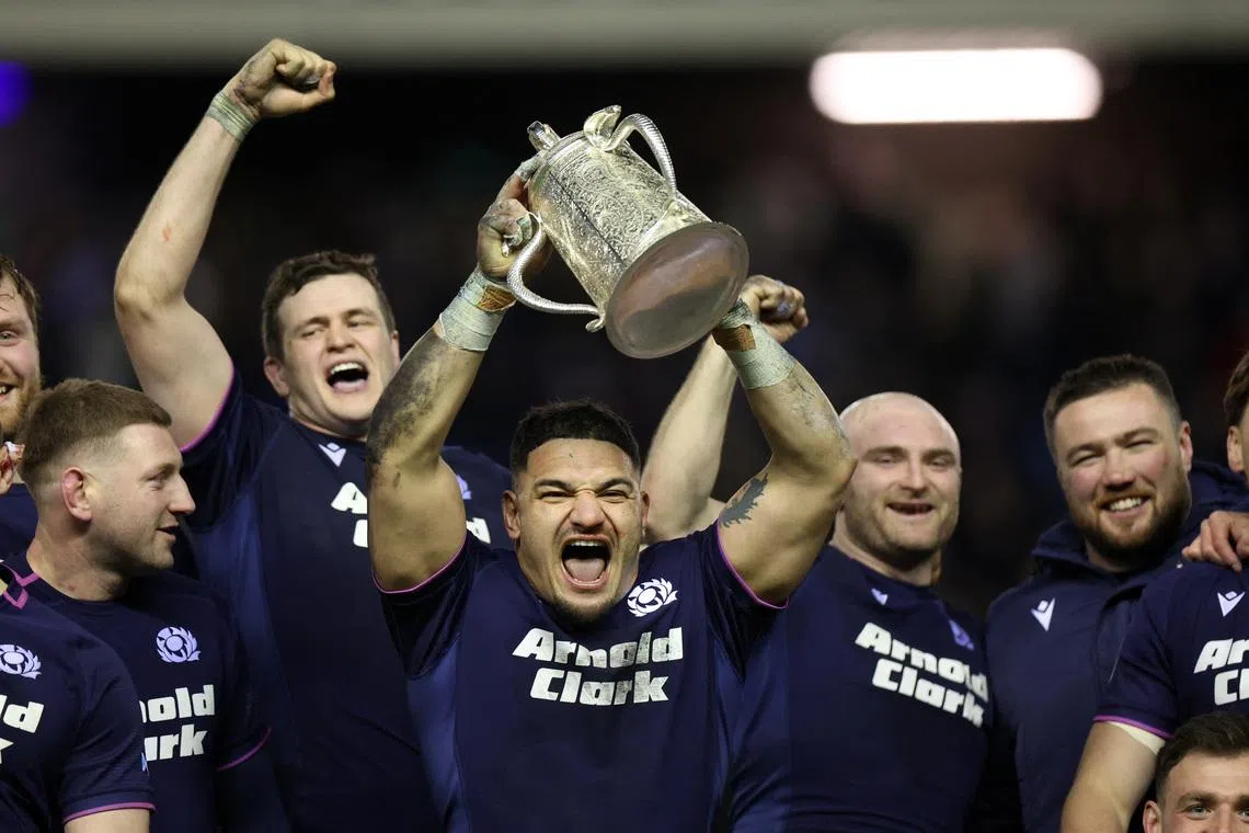 Rugby Union - Six Nations Championship - Scotland v England - Murrayfield Stadium, Edinburgh, Scotland, Britain - February 14, 2026 Scotland's Sione Tuipulotu lifts the Calcutta Cup trophy as he celebrates with teammates after victory over England REUTERS/Russell Cheyne