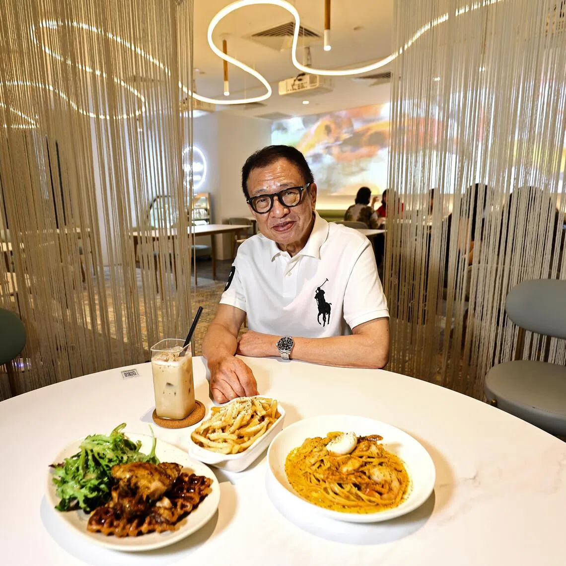 香港艺人许绍雄是女儿许惠菁咖啡馆的活招牌。