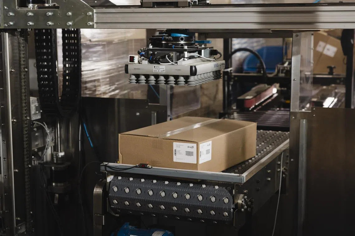 An industrial palletizer from Formic picks up a box at MattPak in Franklin Park, Ill., Aug. 20, 2025. Robots-for-rent is one way some small U.S. factories gain access to automation, reducing turnover and ensuring workers arenÕt injured. (Taylor Glascock/The New York Times)