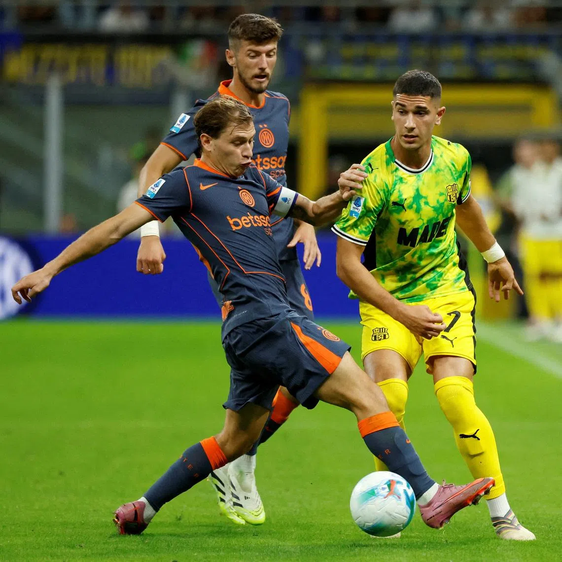 FILE PHOTO: Soccer Football - Serie A - Inter Milan v Sassuolo - San Siro, Milan, Italy - September 21, 2025 Inter Milan's Nicolo Barella in action with Sassuolo's Cristian Volpato REUTERS/Alessandro Garofalo/File Photo