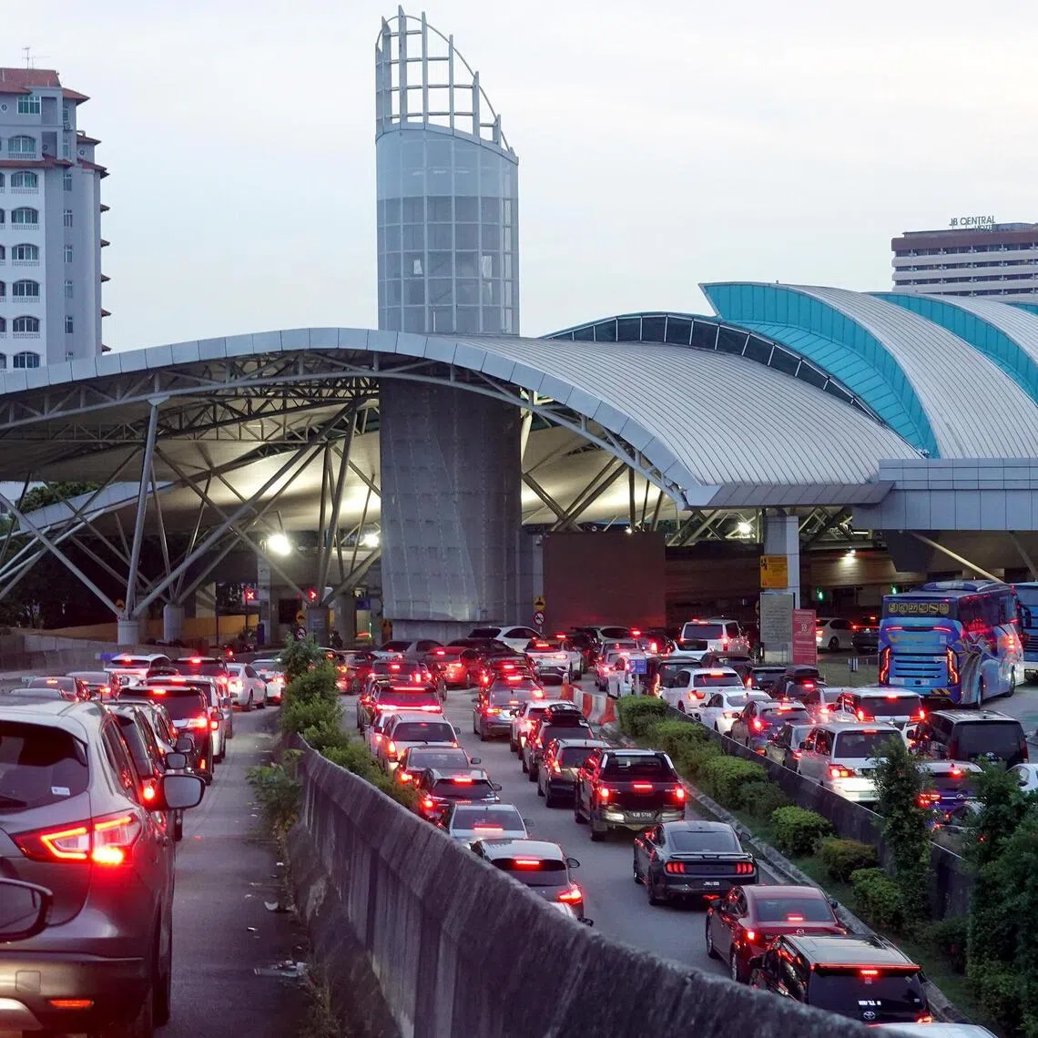 Infectious diseases expert Professor Hsu Li Yang does not think there is a need to defer travel plans for now, but emphasised it is important follow the advice of Singapore’s Ministry of Foreign Affairs.