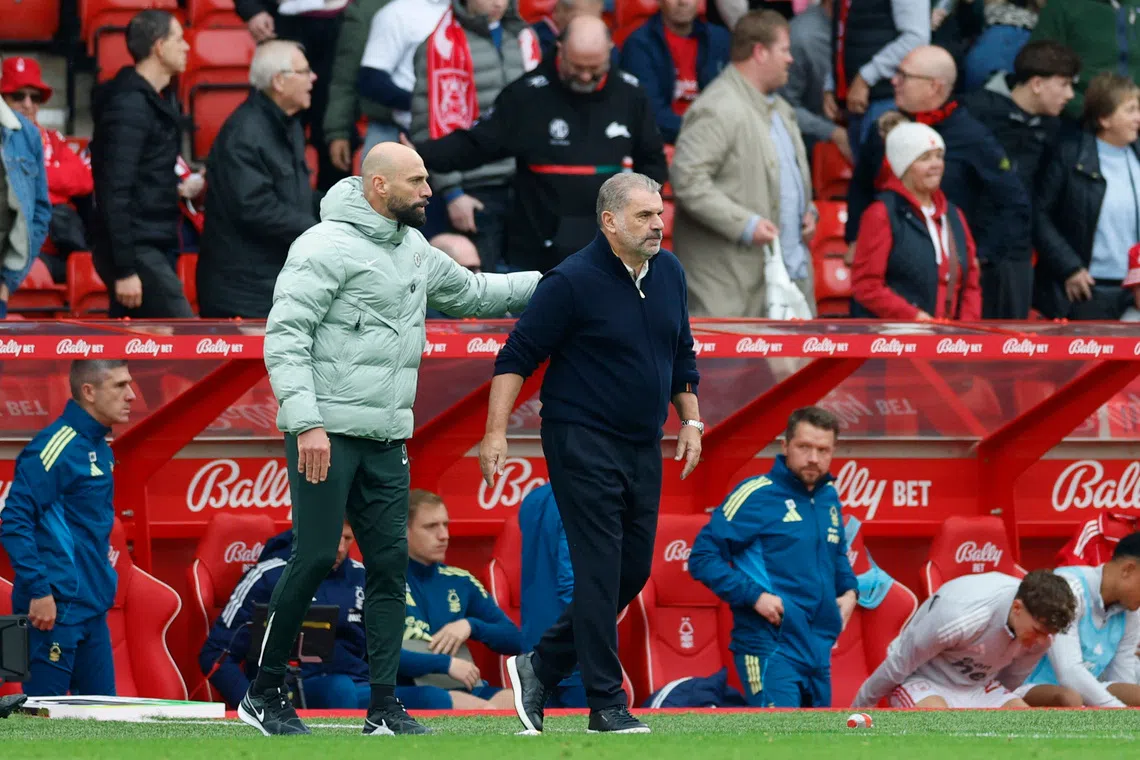 Soccer Football - Premier League - Nottingham Forest v Chelsea - The City Ground, Nottingham, Britain - October 18, 2025 Chelsea assistant manager Willy Caballero with Nottingham Forest manager Ange Postecoglou after the match Action Images via Reuters/Peter Cziborra
