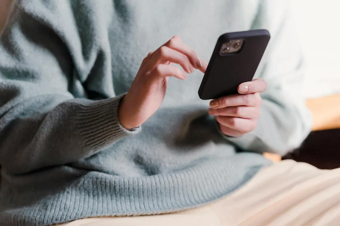 Leaked text messages from private online group chats have rocked US political circles in October.