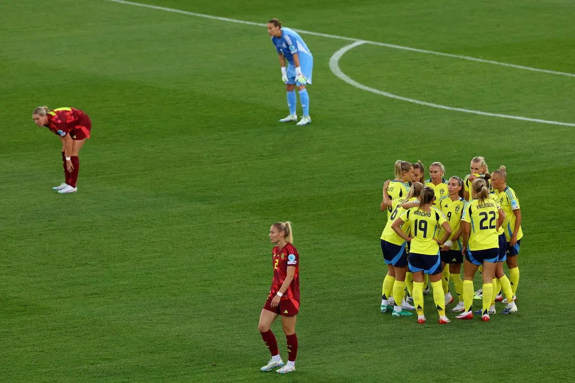 Soccer Football - UEFA Women's Euro 2025 - Group C - Sweden v Germany - Stadion Letzigrund, Zurich, Switzerland - July 12, 2025  Sweden's Stina Blackstenius celebrates scoring their first goal as Germany's Sarai Linder, Ann-Katrin Berger and Rebecca Knaak look on REUTERS/Piroschka Van De Wouw     TPX IMAGES OF THE DAY