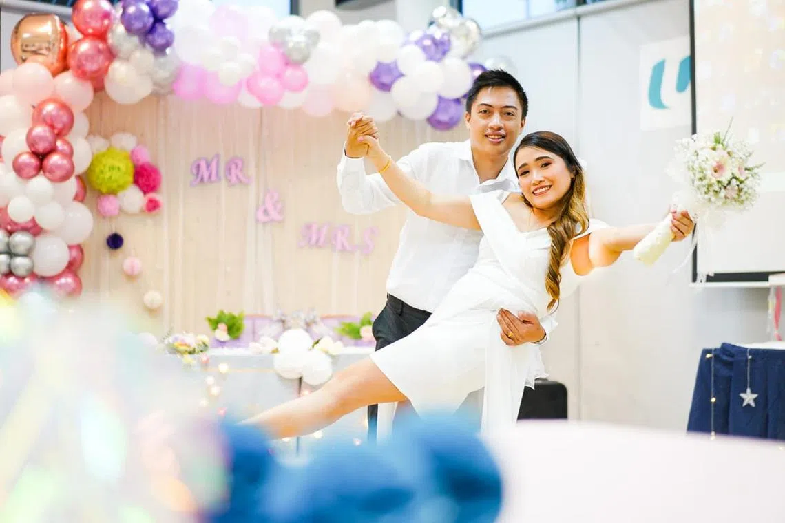 tlmarriage09 - Mr Naldoza Jan Figueroa holds Ms Magtoles Hanna Mae Mondejar in his arms while posing for a wedding photograph at NTUC Health Nursing Home (Jurong West).




Credit : NTUC Health