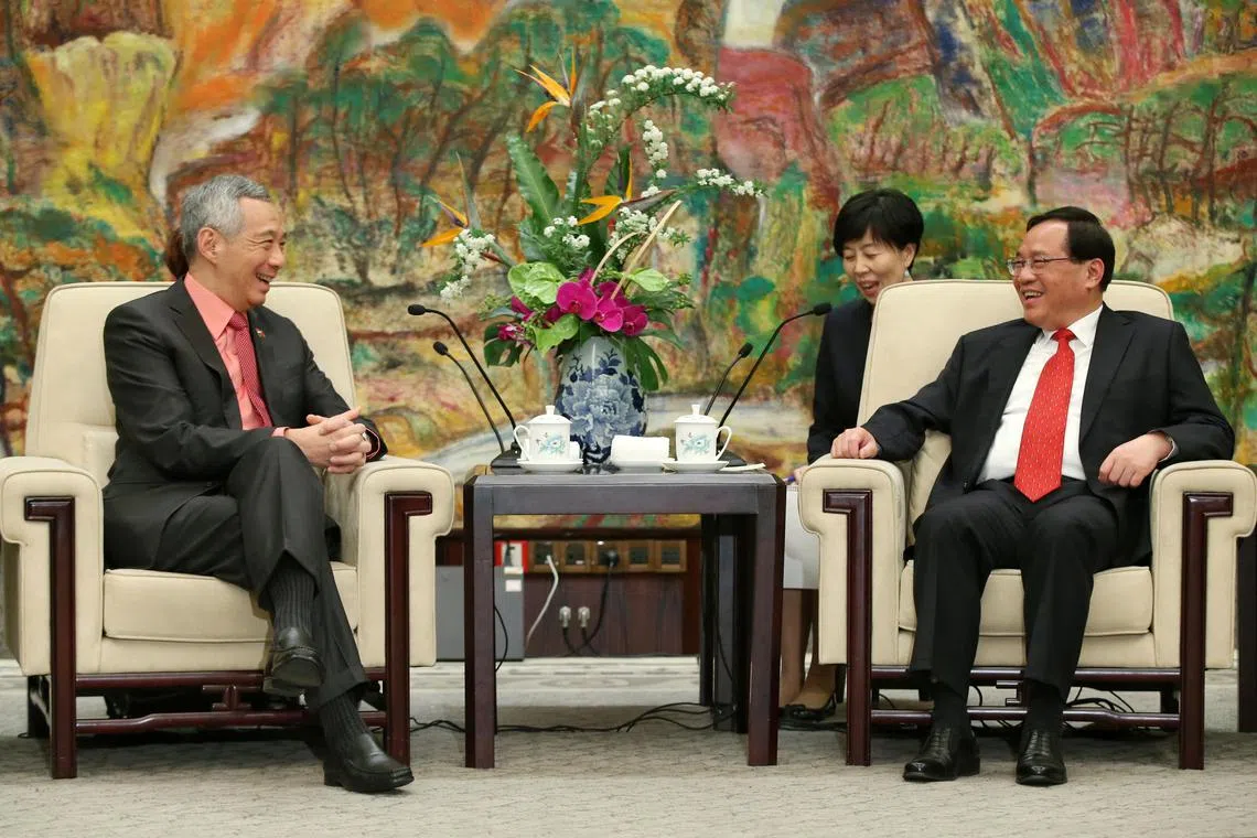 Singapore Prime Minister Lee Hsien Loong (left), who is on a five-day working visit to China, meeting Shanghai party secretary Li Qiang.