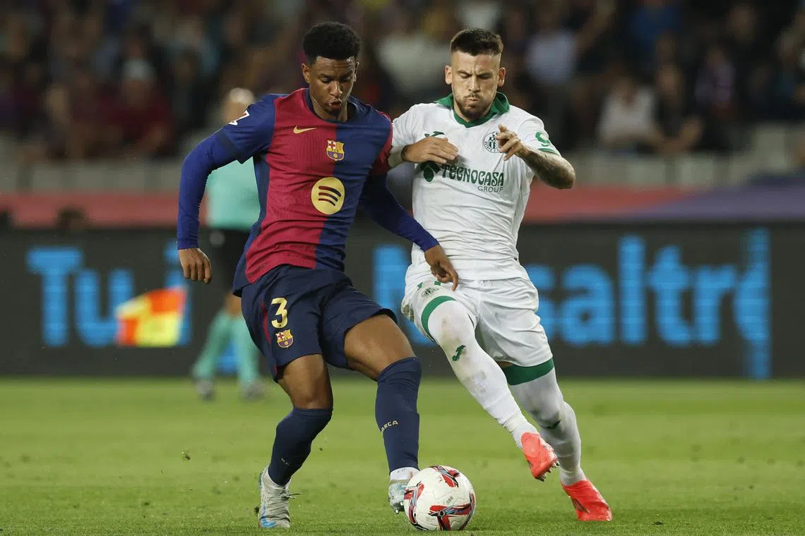 Soccer Football - LaLiga - FC Barcelona v Getafe - Estadi Olimpic Lluis Companys, Barcelona, Spain - September 25, 2024 FC Barcelona's Alejandro Balde in action with Getafe's Carles Perez REUTERS/Albert Gea/ File Photo