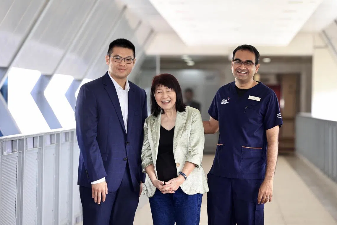 CMG20221216-TanLH01/陈来福/赵世楚/ AI platform customises drug treatments for lymphoma patients
[NUH]
(Right)Dr Anand Jeyasekharan (study lead)Consultant, Department of Haematology-Oncology, National University Cancer Institute, Singapore.
(Left)Associate Professor Edward Chow(Principal Investigator, Cancer Science Institute of NUH) and
Patient Mdm Peggy Tay .